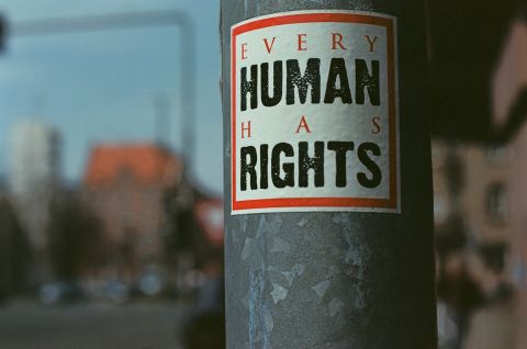 Παγκόσμιο καθεστώς κυρώσεων της ΕΕ για τα ανθρώπινα δικαιώματα: παράταση των καταχωρίσεων για ένα έτος