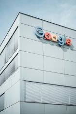 Η Ευρωπαϊκή Επιτροπή παρέχει κατευθυντήριες οδηγίες στην Google για τη διαλειτουργικότητα της Τεχνητής Νοημοσύνης στο Android και την κοινοχρησία δεδομένων αναζήτησης