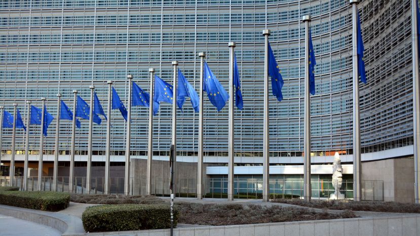 Η Επιτροπή ενισχύει την ανταγωνιστικότητα, την απαλλαγή από τις ανθρακούχες εκπομπές και την ανεξαρτησία της Ευρώπης με το Σχέδιο Δράσης για την Ηλεκτροκίνηση και την αναθεώρηση του ΣΕΔΕ