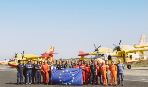 Η Ευρωπαϊκή Ένωση συγκεντρώνει ομάδες πυρόσβεσης και στόλο αεροσκαφών για τη στήριξη των χωρών που έχουν πληγεί από δασικές πυρκαγιές