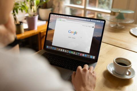 Η Ευρωπαϊκή Επιτροπή επιβάλλει πρόστιμα ύψους 890 εκατ. ευρώ στην Google για παραβιάσεις της Πράξης για τις Ψηφιακές Αγορές