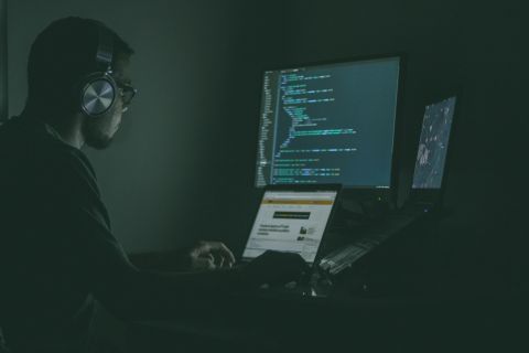 Η Επιτροπή ενισχύει την ανθεκτικότητα και τις ικανότητες της ΕΕ στον τομέα της κυβερνοασφάλειας