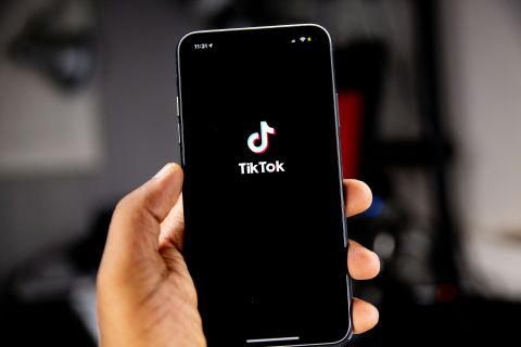 Η Ευρωπαϊκή Επιτροπή διαπιστώνει προκαταρκτικά ότι το TikTok παραβιάζει την Πράξη για τις Ψηφιακές Υπηρεσίες καθώς δεν παρέχει ασφαλείς λογαριασμούς στους ανηλίκους